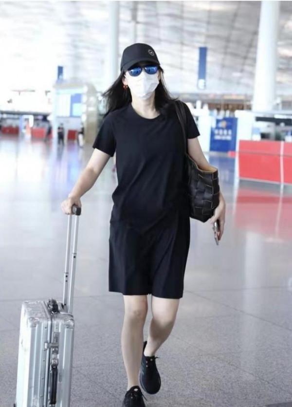 梅婷一家三口走機場，少女扮相不像當媽的人，老公全程帶娃超寵她