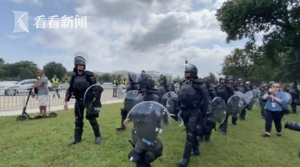 美國超400人在國會大廈前示威 有人持刀槍被捕 美國超400人在國會大廈前示威 有人持刀槍被捕