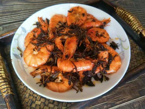 很多人不知道,茶葉是可以炒著吃的,加入大蝦搭配炒,味道不錯 很多人不知道,茶葉是可以炒著吃的,加入大蝦搭配炒,味道不錯