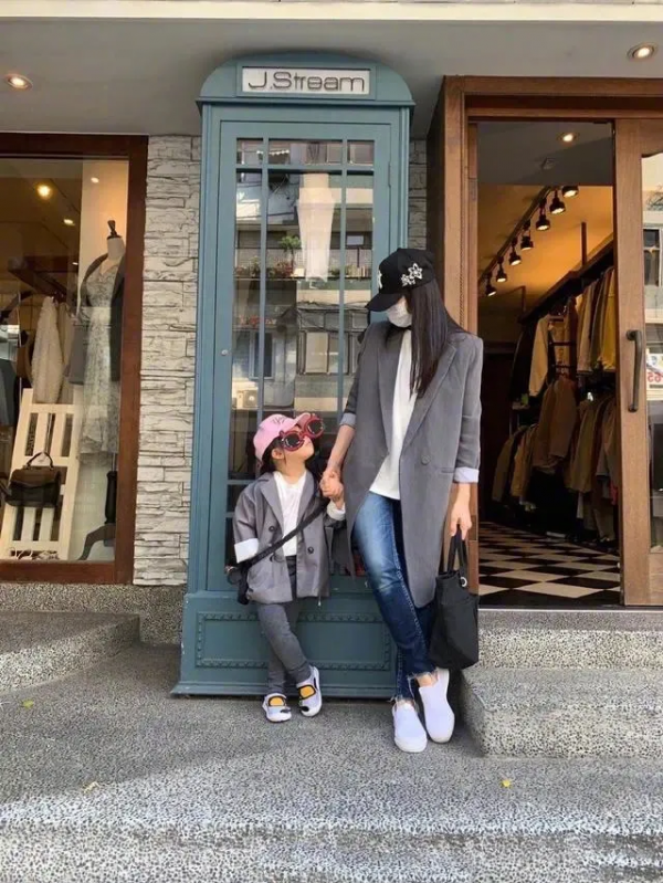 伊能靜終於不“裝嫩”,穿經典黑白配,難怪讓小10歲老公一臉寵溺 伊能靜終於不“裝嫩”,穿經典黑白配,難怪讓小10歲老公一臉寵溺