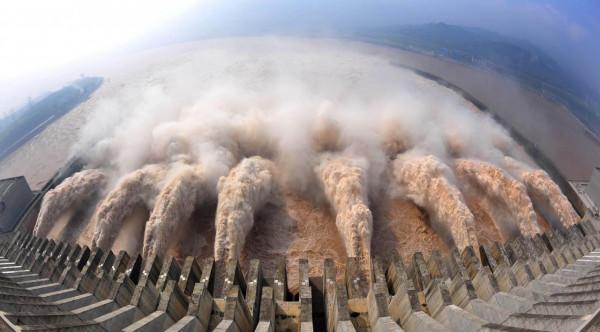 開啟全部閘門，放光三峽水庫裡的水，需要多長時間？