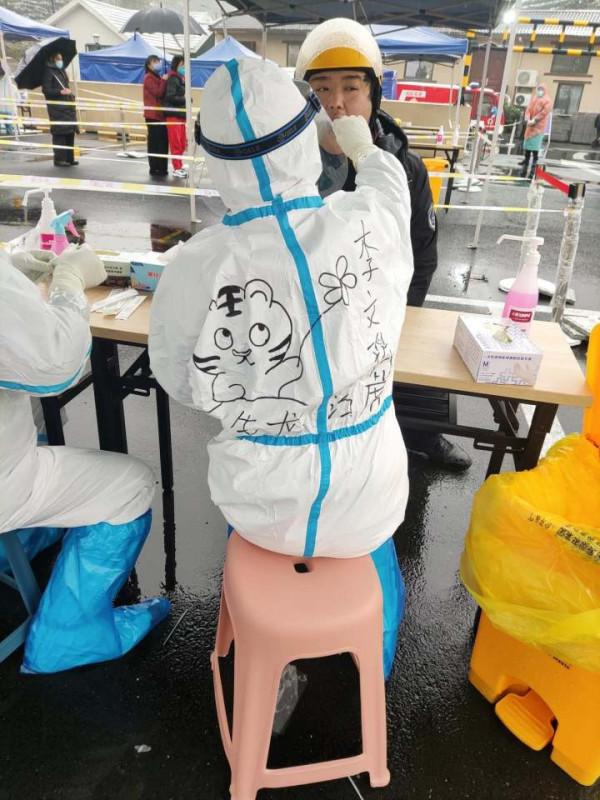 大白穿上&OpenCurlyDoubleQuote;虎身符&rdquo;！可愛小老虎為疫情一線添樂趣