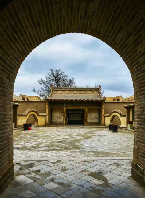 倚在民勤瑞安堡拱門，感受那片沙海綠洲的時光