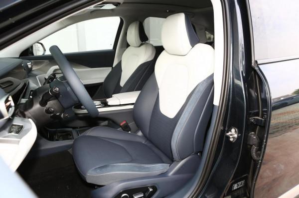 極狐阿爾法S：外觀時尚新潮，中大型車，最大馬力435PS，配置齊全