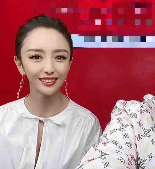 明明男帥女美,怎麼一開美顏就成了外星人? 明明男帥女美,怎麼一開美顏就成了外星人?