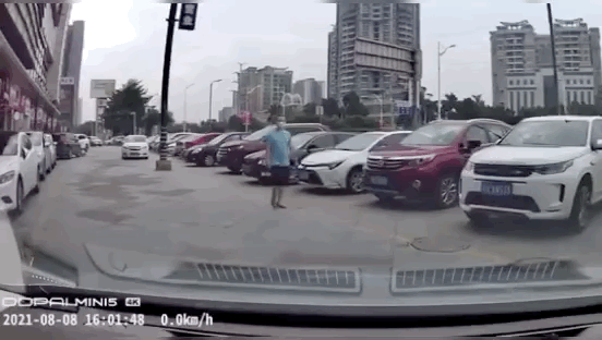 小孩在車邊玩耍,司機起步將孩子碾壓。 小孩在車邊玩耍,司機起步將孩子碾壓。