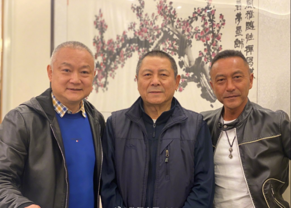 歐陽奮強曬老戲骨聚會照,“花仙子”範豔罕現身,61歲陳衛不見老 歐陽奮強曬老戲骨聚會照,“花仙子”範豔罕現身,61歲陳衛不見老