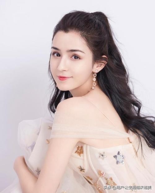 陳妍希一襲露肩長裙仙氣飄飄