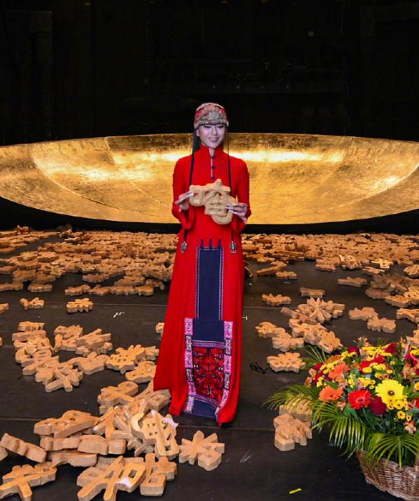 楊麗萍姊妹仨罕見聚會，三朵金花都是民族風打扮，模樣似複製貼上