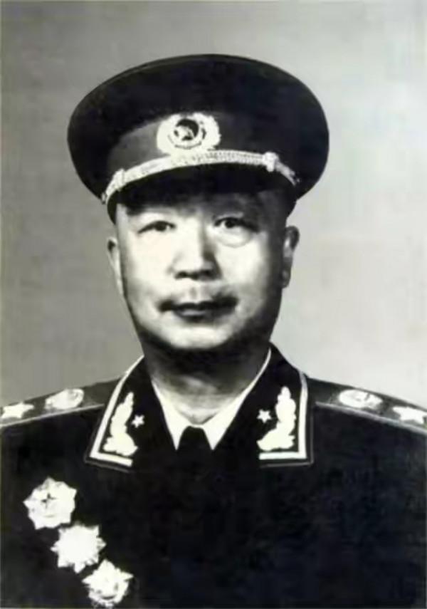 毛主席去世16年後，聶榮臻要掛主席相片：還是毛主席辦公的這張好