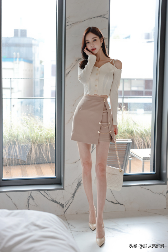 鵝蛋檸黃輕薄細膩清新吊帶裙,珠珠展現小女人的美 鵝蛋檸黃輕薄細膩清新吊帶裙,珠珠展現小女人的美