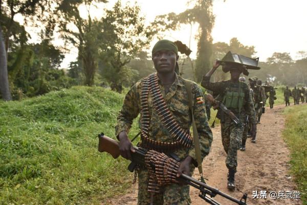 非洲“中械”部隊亮相？東風輕卡遠端機動，89式重機槍火力支援