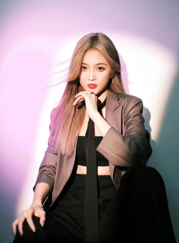 吳宣儀今晚活動造型靚麗歌星✘職場精英又美又帥 吳宣儀今晚活動造型靚麗歌星✘職場精英又美又帥