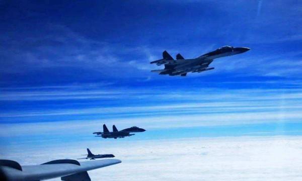 解放軍與美軍同日出現在臺周邊空域,島內:得罪大陸的下場 解放軍與美軍同日出現在臺周邊空域,島內:得罪大陸的下場