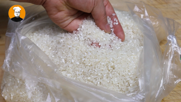 今天才知道，往大米里放幾個大蒜，作用這麼厲害，一年省下不少錢