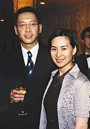 跟女首富離婚，改娶港姐，許晉亨因此錯過父親4百億遺產