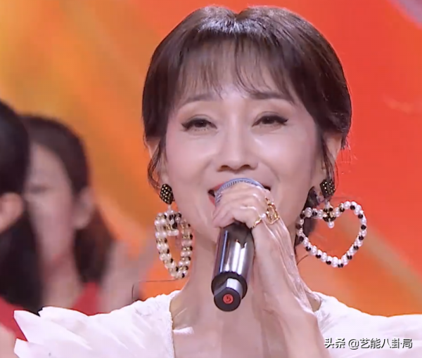 衛視春晚女星斗豔：楊冪百花裙嬌媚，唐嫣冒雨被淋溼，關曉彤走秀