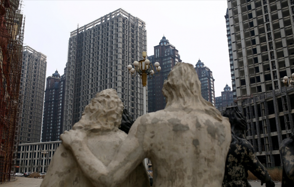 庫存重回6年前，400家房企破產，斷供房200萬套，2022能買房嗎？