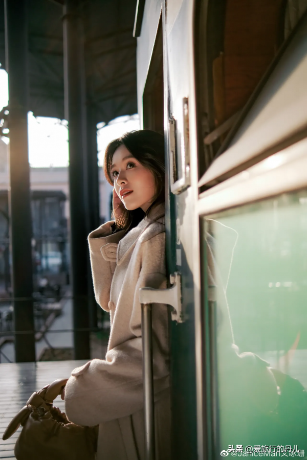 文詠珊穿搭真有高階感！身穿淡粉色大衣，少女感十足