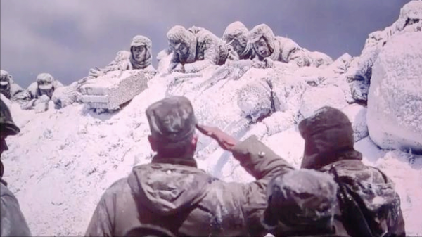 美國大兵回憶長津湖戰役：志願軍清理戰場拿走靴子，裝死才活下來