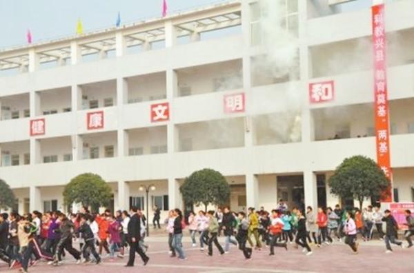 2008年,那位讓2300多名師生在地震中逃生的校長,3年後病逝 2008年,那位讓2300多名師生在地震中逃生的校長,3年後病逝