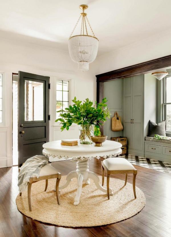 四口之家住在小鎮老房子裡，翻新成現代鄉村風格後，非常溫馨宜人