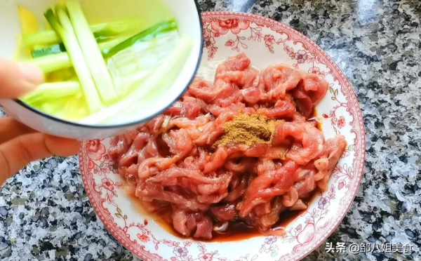 炒豬瘦肉，醃製時不要放料酒，牢記一個技巧，瘦肉不腥香味濃