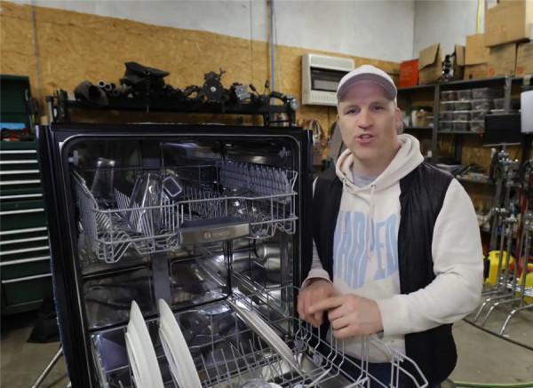 洗碗機怎麼把碗洗乾淨？老哥把攝像機放進去後，網友：原來如此