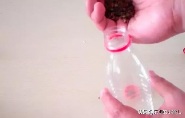 塑膠瓶吸在衣櫃上，解決了困擾家家戶戶的難題，太實用了