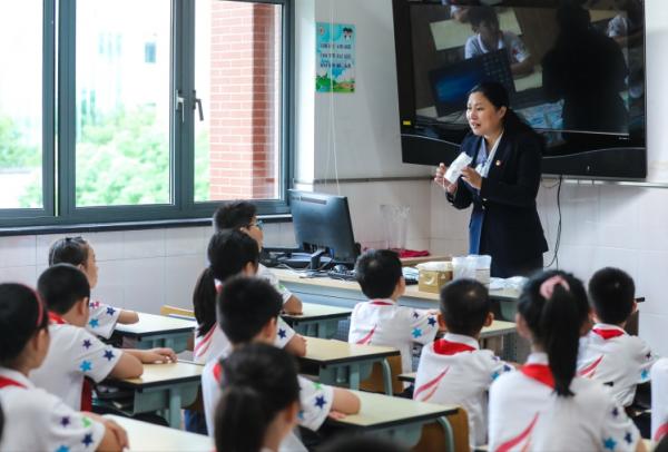 鐵人校長吳榮瑾:每天工作15個小時,是孩子們最愛的“雲朵媽媽” 鐵人校長吳榮瑾:每天工作15個小時,是孩子們最愛的“雲朵媽媽”