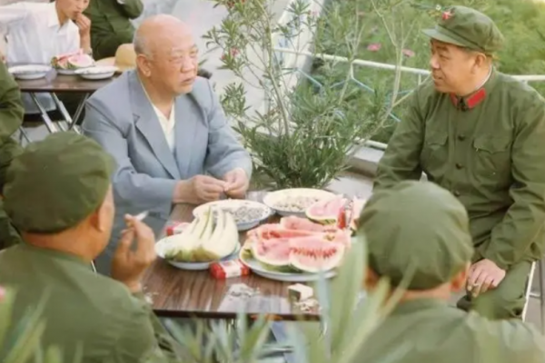 他15歲參軍，曾主政新疆兩次，晚年官至副國級，三代人全葬在新疆