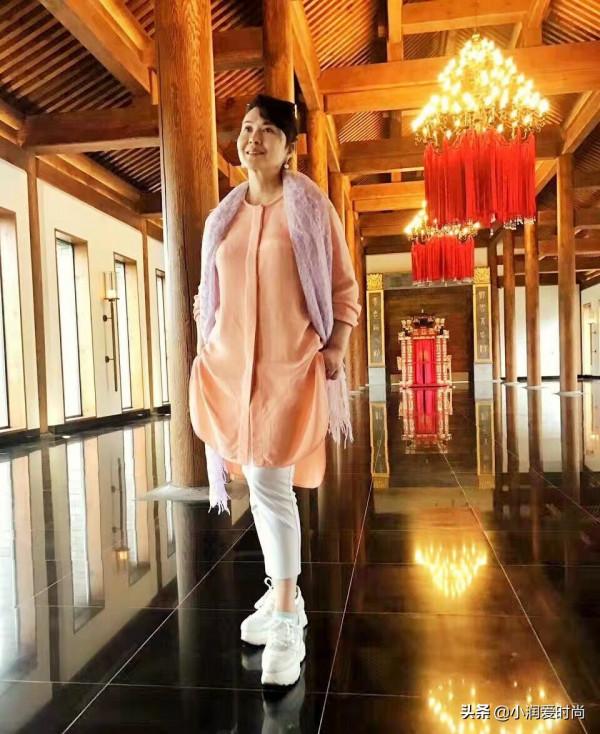 59歲田歌真雅緻,穿開衫和妹妹田岷同框不輸氣質,衣品適合媽媽們 59歲田歌真雅緻,穿開衫和妹妹田岷同框不輸氣質,衣品適合媽媽們