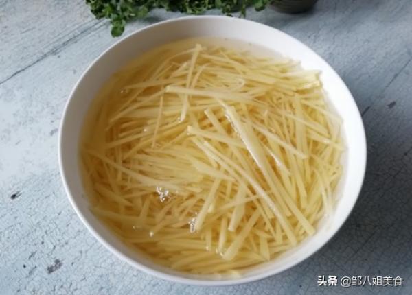 炒土豆絲，記住“兩個竅門”，炒好後又脆又香，教您正確做法