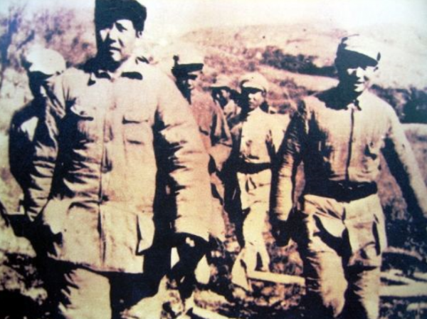 毛主席視察，王震請客吃燒雞，飯後主席為什麼悄悄將雞架塞兜裡