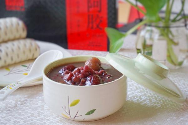 秋季滋補多吃阿膠,加入紅豆一起熬煮,清甜又營養,女人要常喝 秋季滋補多吃阿膠,加入紅豆一起熬煮,清甜又營養,女人要常喝