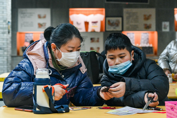 動手做&OpenCurlyDoubleQuote;磁性剪紙老虎冰箱貼&rdquo;&mdash;&mdash;嘉博新春特別活動