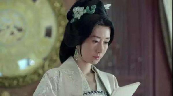 女人40一枝花，3位人到中年才爆紅的女星，越老越有韻味…