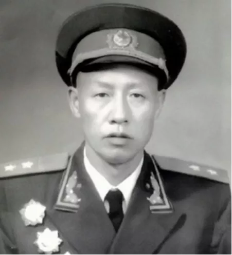 抗戰結束後“中央鬍子”綁了我軍司令員，匪首卻連聲大叫：壞了