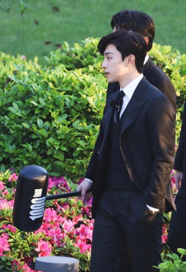 還以為鄧倫坐樹上了,盤點鄧倫那些搞笑的錯位神圖 還以為鄧倫坐樹上了,盤點鄧倫那些搞笑的錯位神圖