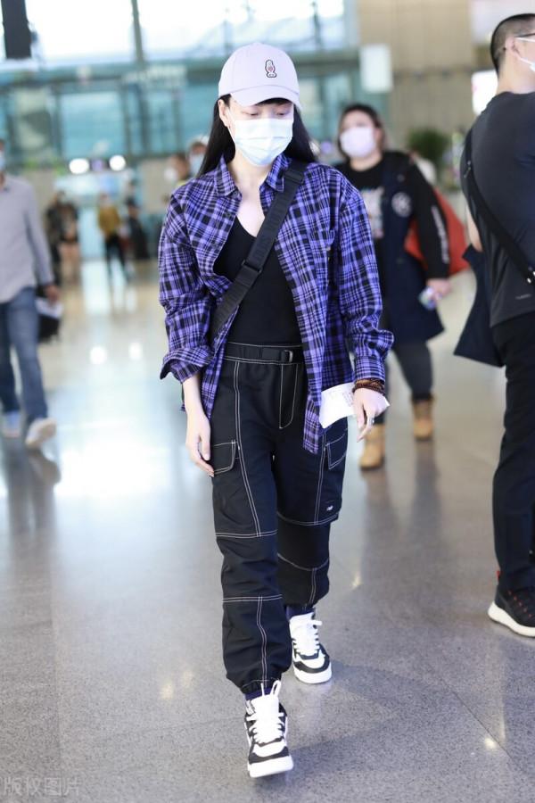 吳莫愁街拍來了，格紋襯衫＋工裝褲，率性颯爽且經典帥氣