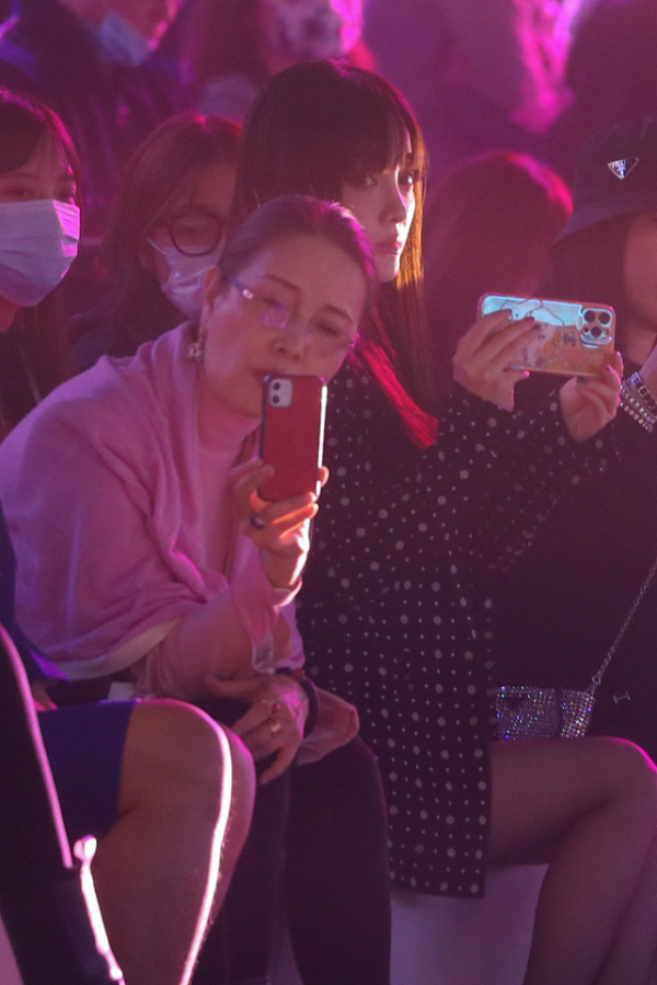 李小璐審美真不如媽媽,穿亮鑽西裝像網紅,媽媽打扮知性似企業家 李小璐審美真不如媽媽,穿亮鑽西裝像網紅,媽媽打扮知性似企業家