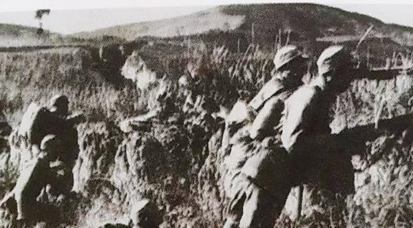 剛開完軍事會議，八路軍作戰計劃就遭洩露，司令員大怒，掏出手槍