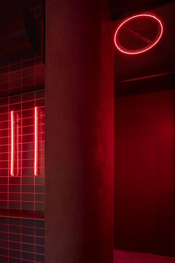 芬奇壽司餐廳：霓虹燈的都市美學