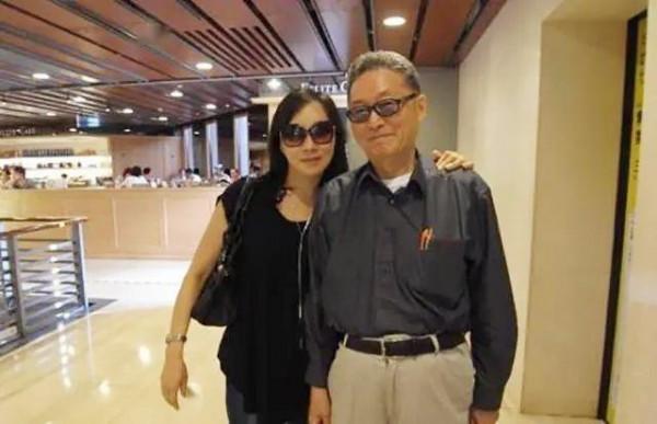 92年李敖與王小屯結婚，拜見年齡比自己還小的岳父母：深深鞠一躬