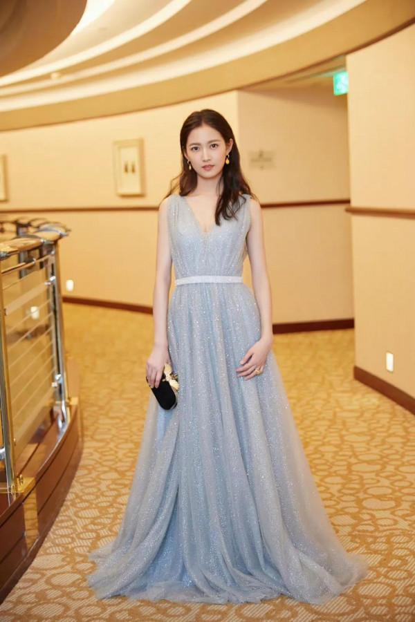 陳鈺琪裙裝簡約而不簡單，優雅又不失氣場，傾國又傾城