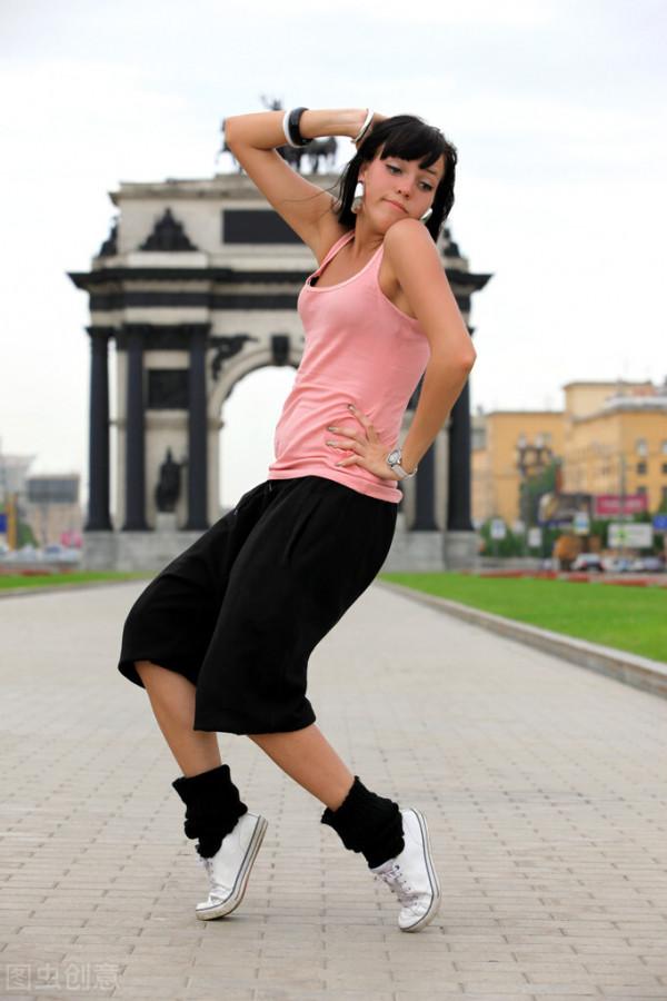 太極拳的根本“身法八要”就是霹靂舞“鴨子步”，假太極不如跳舞