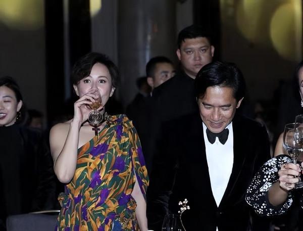 劉嘉玲不愧是“社牛”！穿花裙霸氣走紅毯，梁朝偉緊張拽衣角