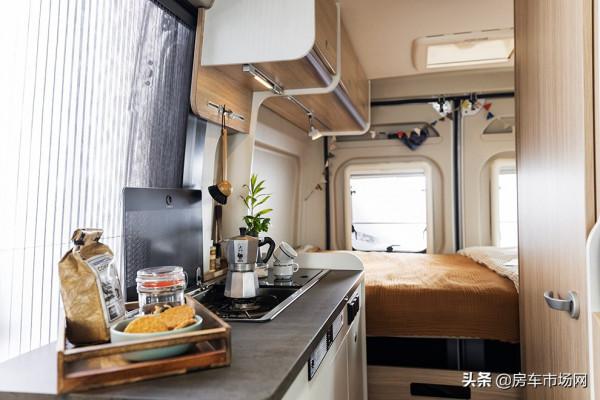 兩人使用進口菲亞特房車,旅居考驗動手能力,一個座位都可拼床 兩人使用進口菲亞特房車,旅居考驗動手能力,一個座位都可拼床