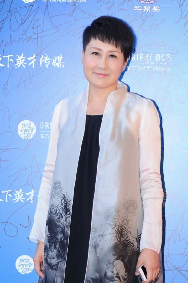 張凱麗58歲又怎樣？身穿棕色皮衣，自信從容，看起來好有年代感