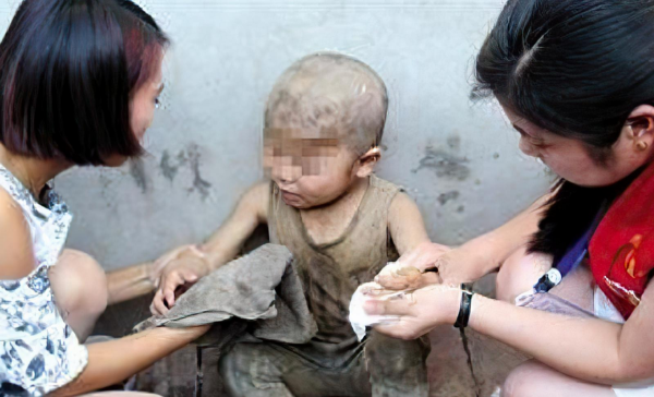 2015年，河南7歲男童被親生父母養豬圈，與豬同吃同住不會人言